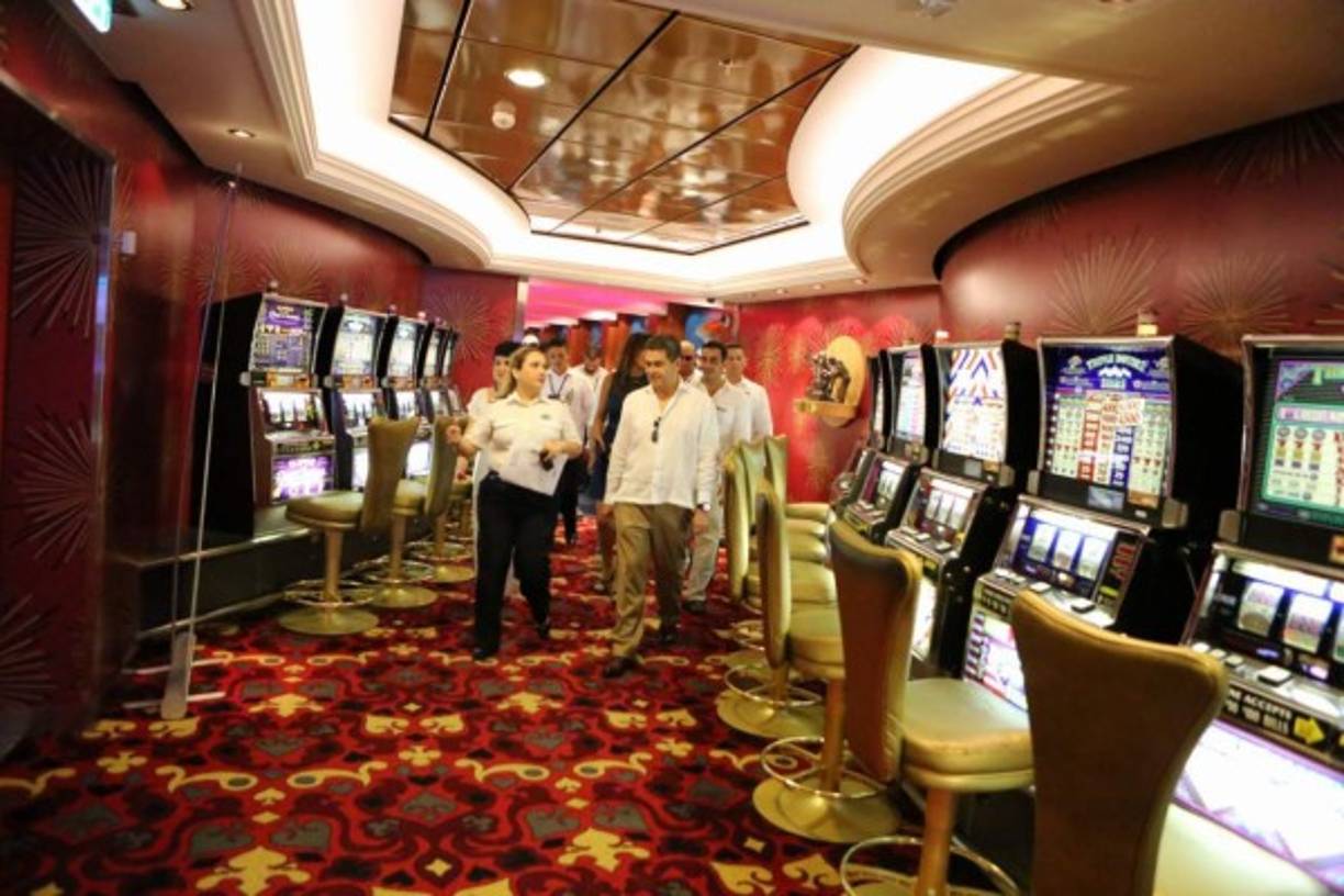 El presidente hondureño camina por uno de los salones de casino del Allure of the Seas. Foto tomada de Iglu Cruise.
