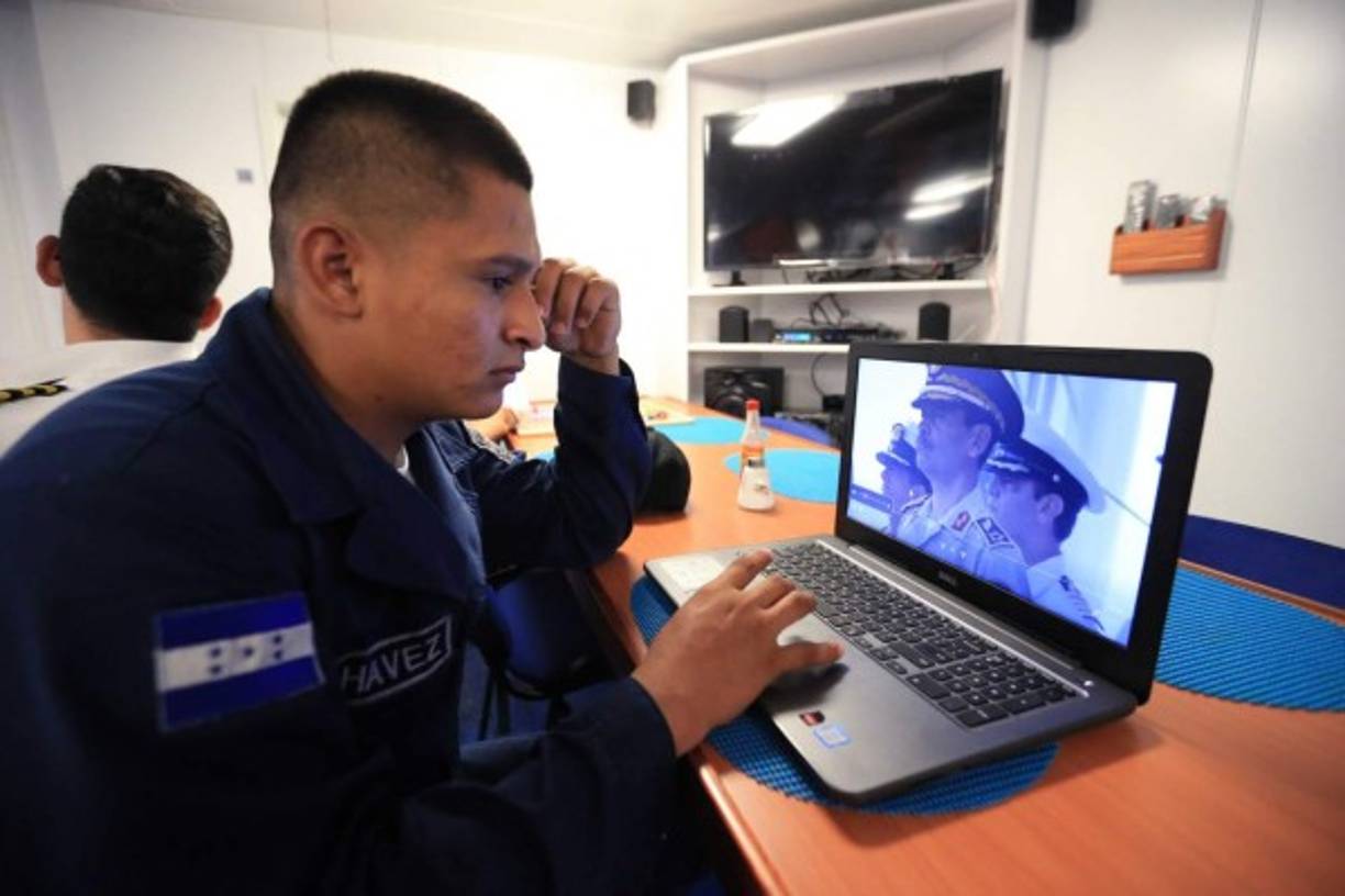 Un sistema de teatro en casa fue instalado para que también esta sea una zona social para la tripulación.