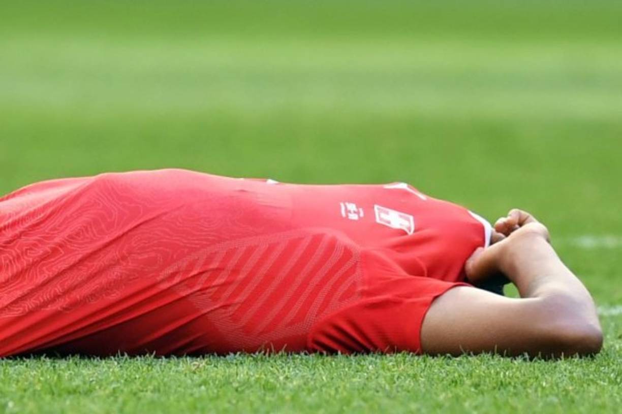 El jugador suizo Manuel Akanji quedó tendido en el césped. Una imagen muy triste. Foto AFP