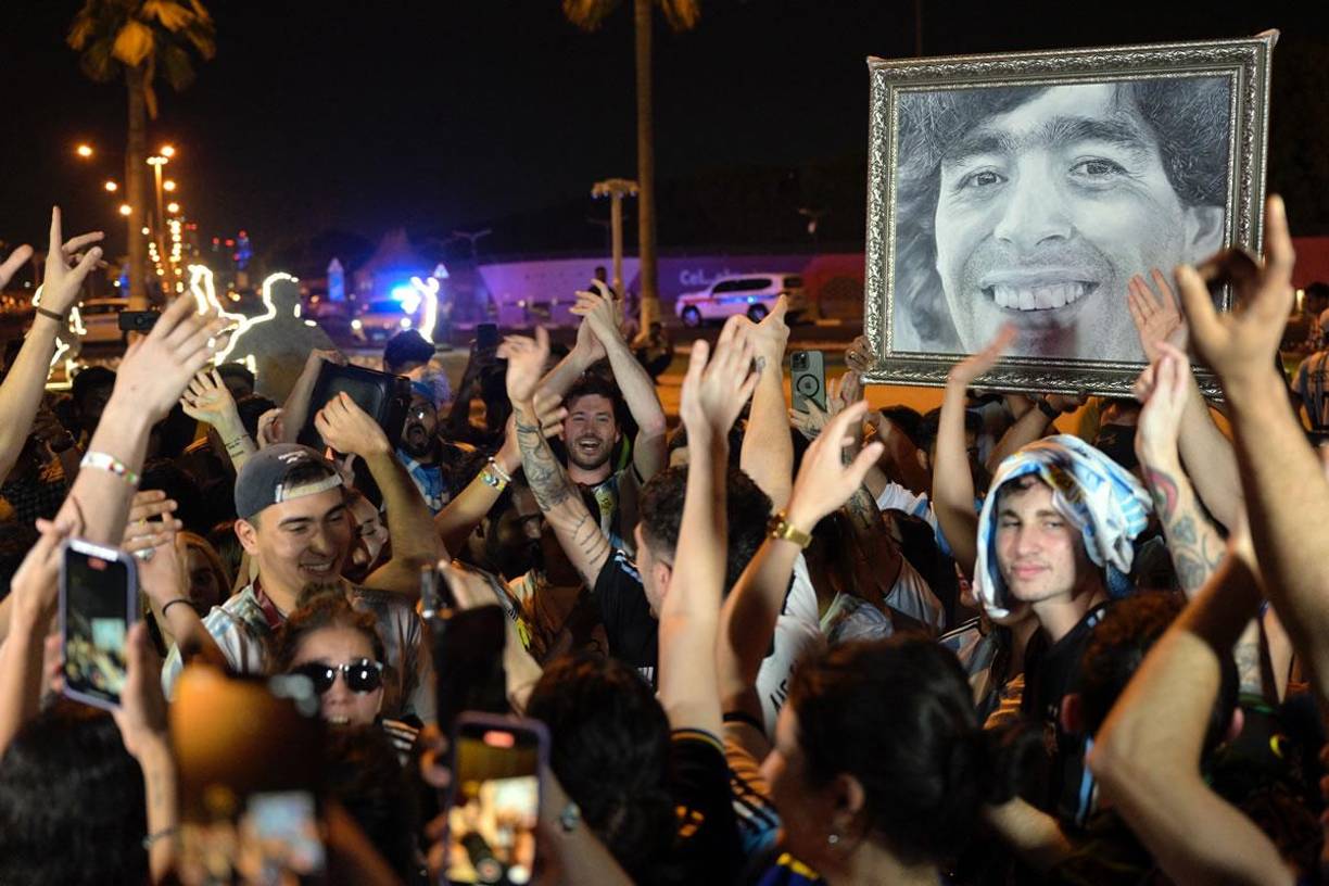 Aficionados argentinos esperaron la llegada de su selección en el lugar donde están ya concentrados.