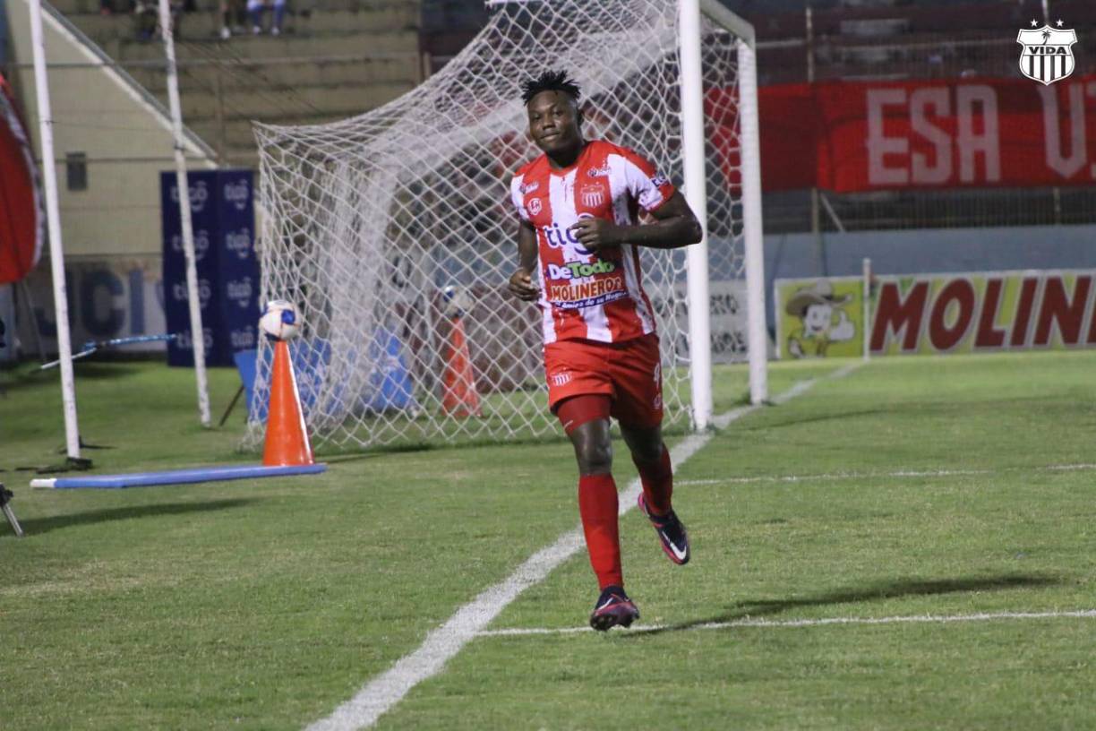 Rafael Agámez: El delantero colombiano reveló que tiene seis meses de contrato con el Vida y su idea es seguir en las filas del cuadro cocotero.