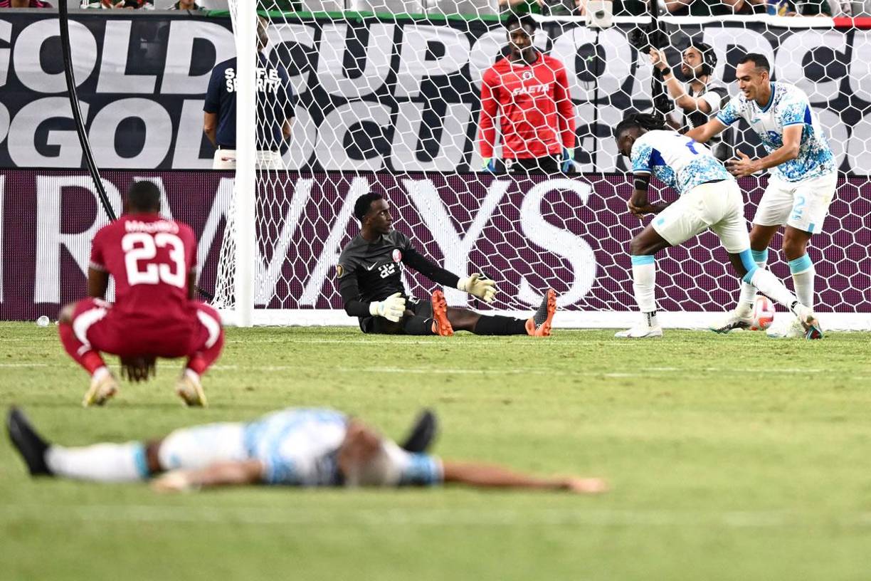 Alberth Elis corre a celebrar su gol que salvó de la derrota a la Selección de Honduras ante Qatar.
