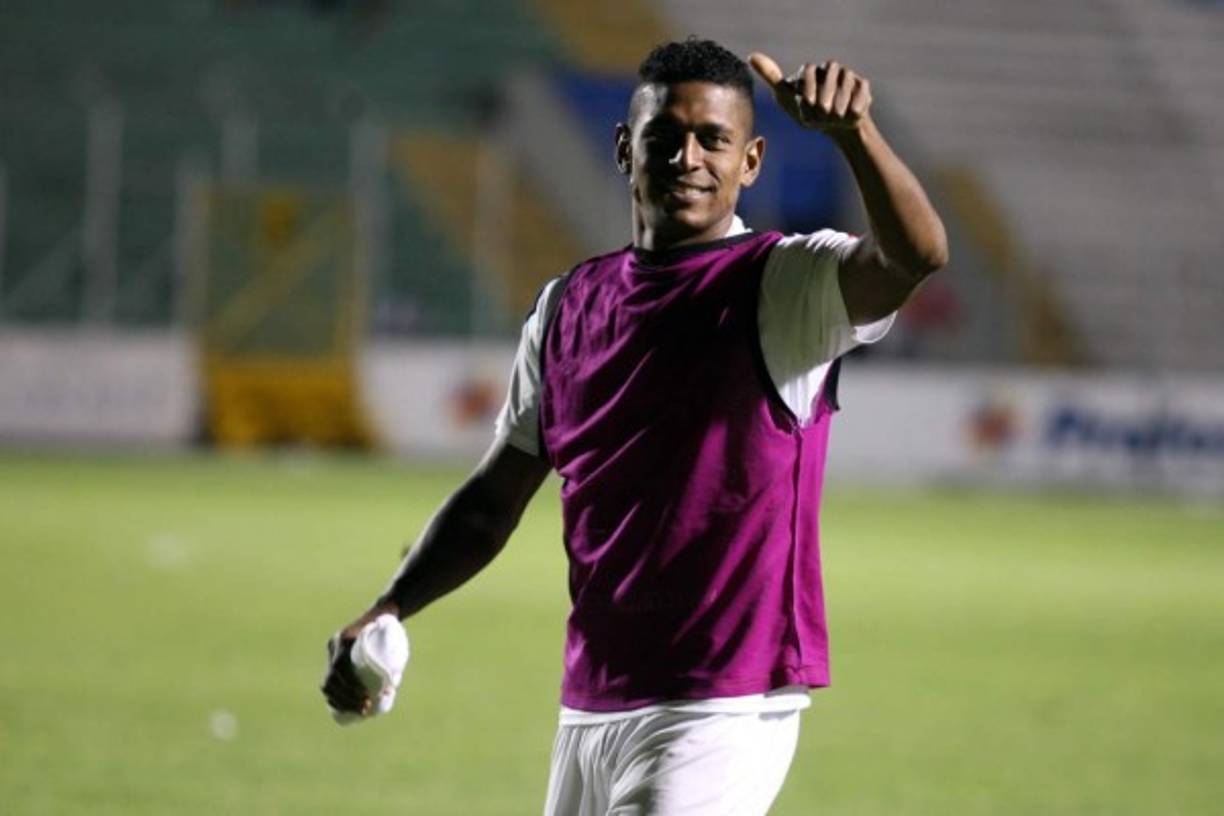 Carlo Costly seguirá en el Olimpia. El propio delantero hondureño confirmó que se queda en el club albo al no llegar ninguna oferta del extranjero. 'Habían rumores de equipos, pero hasta el momento no llegamos a nada me dijo mi representante'.