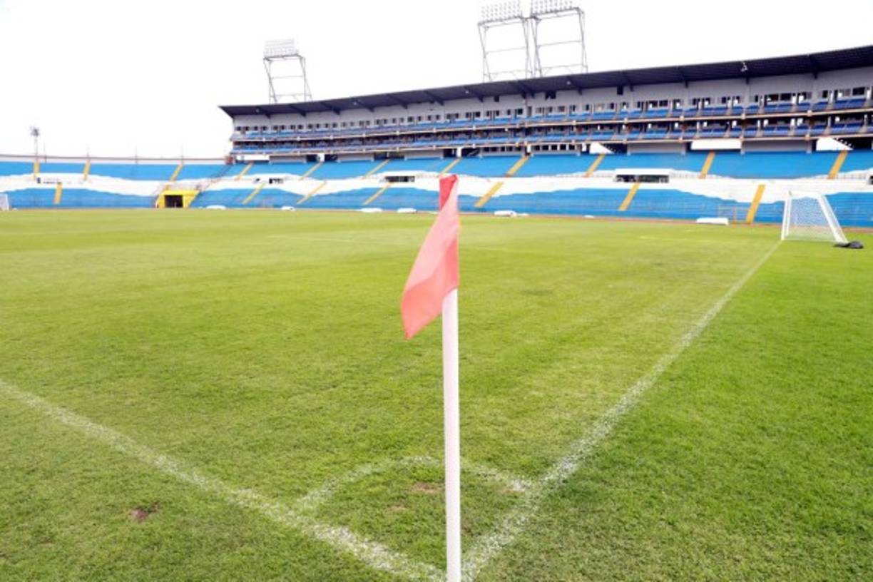 El césped natural ha recibido el tratamiento y los cuidados necesarios, y a estas alturas luce como una mesa de billar.