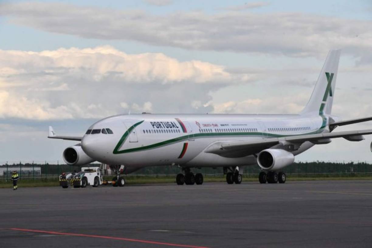 El avión que transportó a la selección portuguesa llegando al aeropuerto de Zhukovsky, a las afueras de Moscú. Foto AFP
