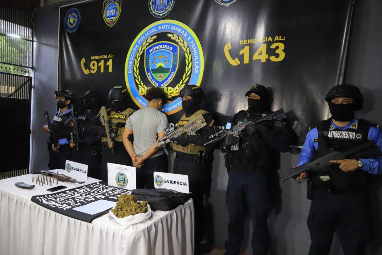 “Lo tenemos, quinto capturado por el caso de muerte múltiple en Choloma”, indicó el ministro hondureño de Seguridad, Gustavo Sánchez, en un mensaje en Twitter, que acompaña dos fotografías de un grupo de hombres armados.