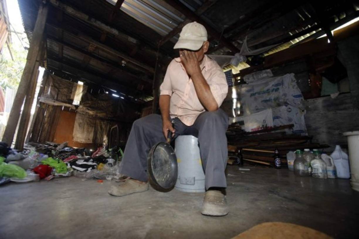Un hombre llora al saber que tiene que dejar su casa para no ser víctima de los hombres que amenazaron de muerte a quienes sigan en la colonia Las Torres.
