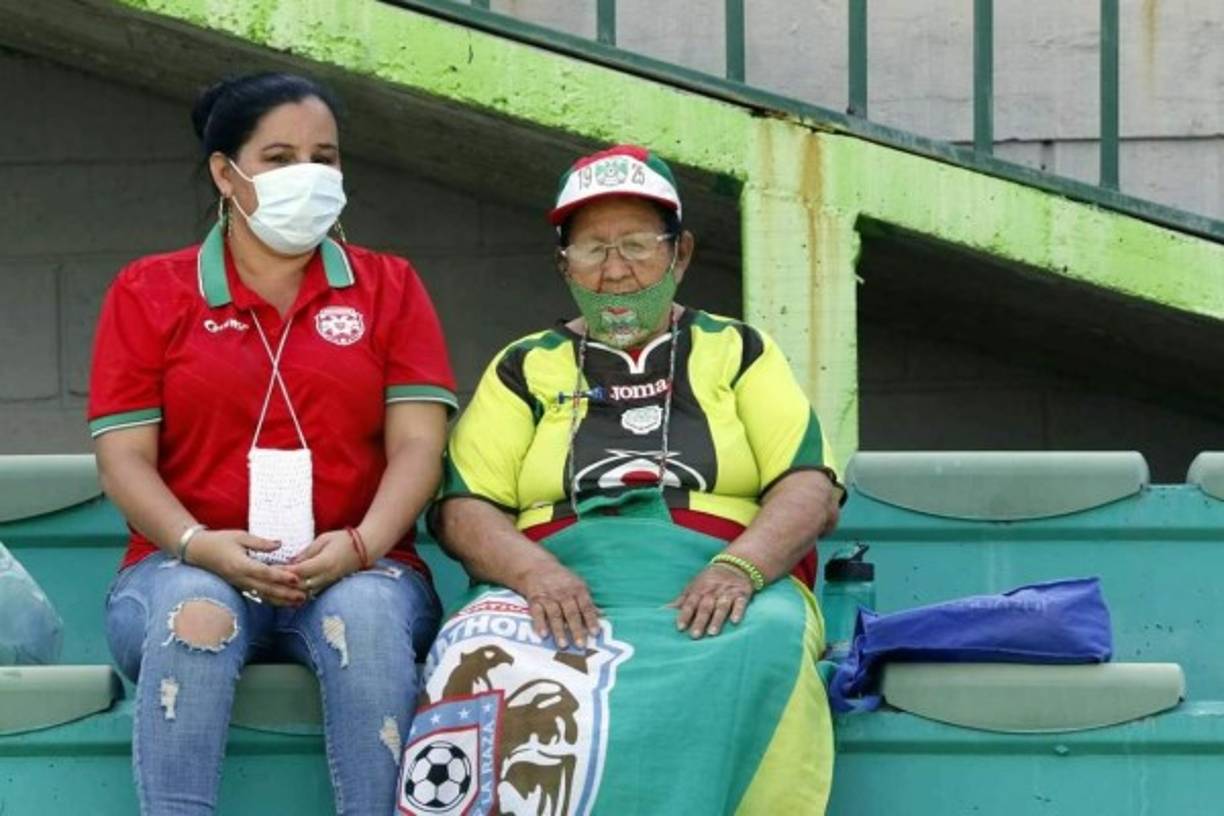 Doña 'Queta' volvió al estadio Yankel Rosenthal y disfrutó de los goles de la victoria del Marathón ante UPN.