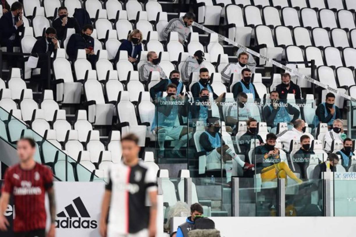 Los jugadores de la Juventus con medidas de bioseguridad en las gradas del estadio.