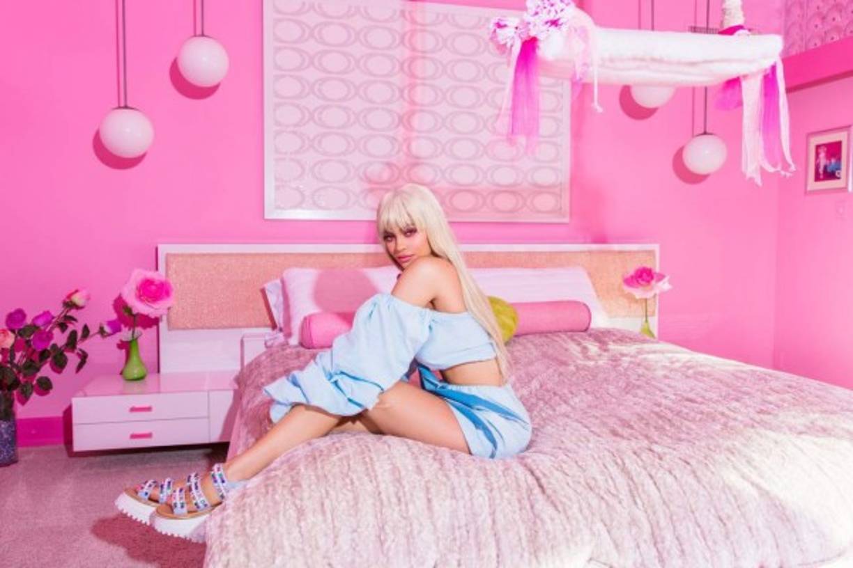 La empresaria y socialité Kylie Jenner (19) posó para la revista Flaunt Magazine como una verdadera Barbie.