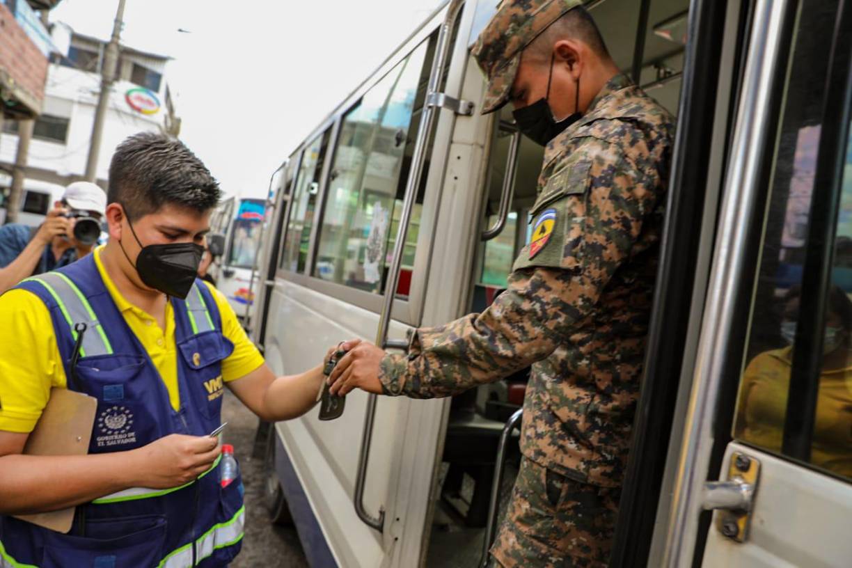 “Les dijimos a los transportistas: No jueguen con fuego. Pero no escucharon (...) solo tienen que respetar la ley cobrando el pasaje acordado y legal, solo eso”, publicó el presidente salvadoreño la noche del sábado en redes sociales.