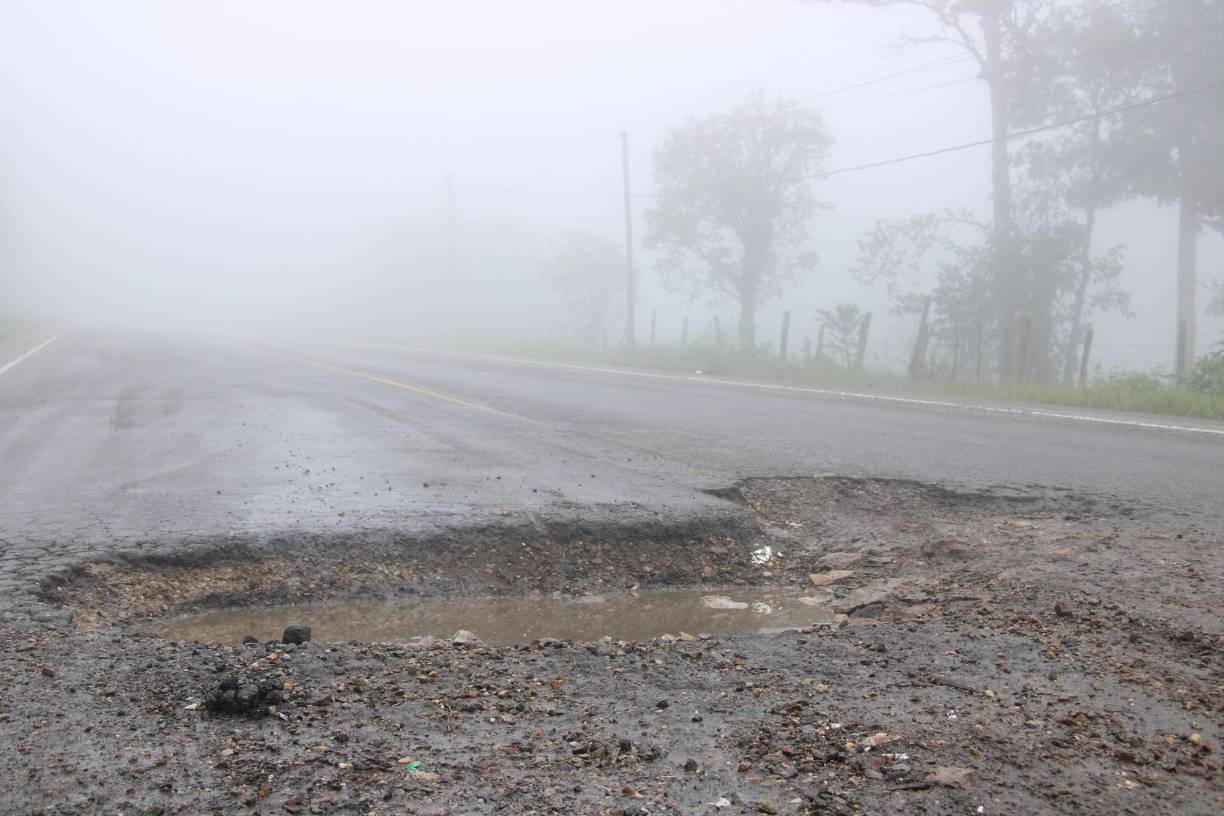 Otra vía en precarias condiciones es la carretera CA-4 entre Copán y Ocotepeque, la cual conecta con las aduanas de El Poy y Agua Caliente.