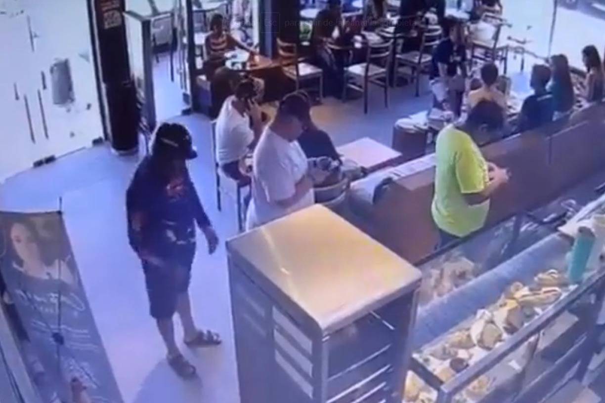 En el video difundido en redes sociales se que el empresario está sentado tomando un café.