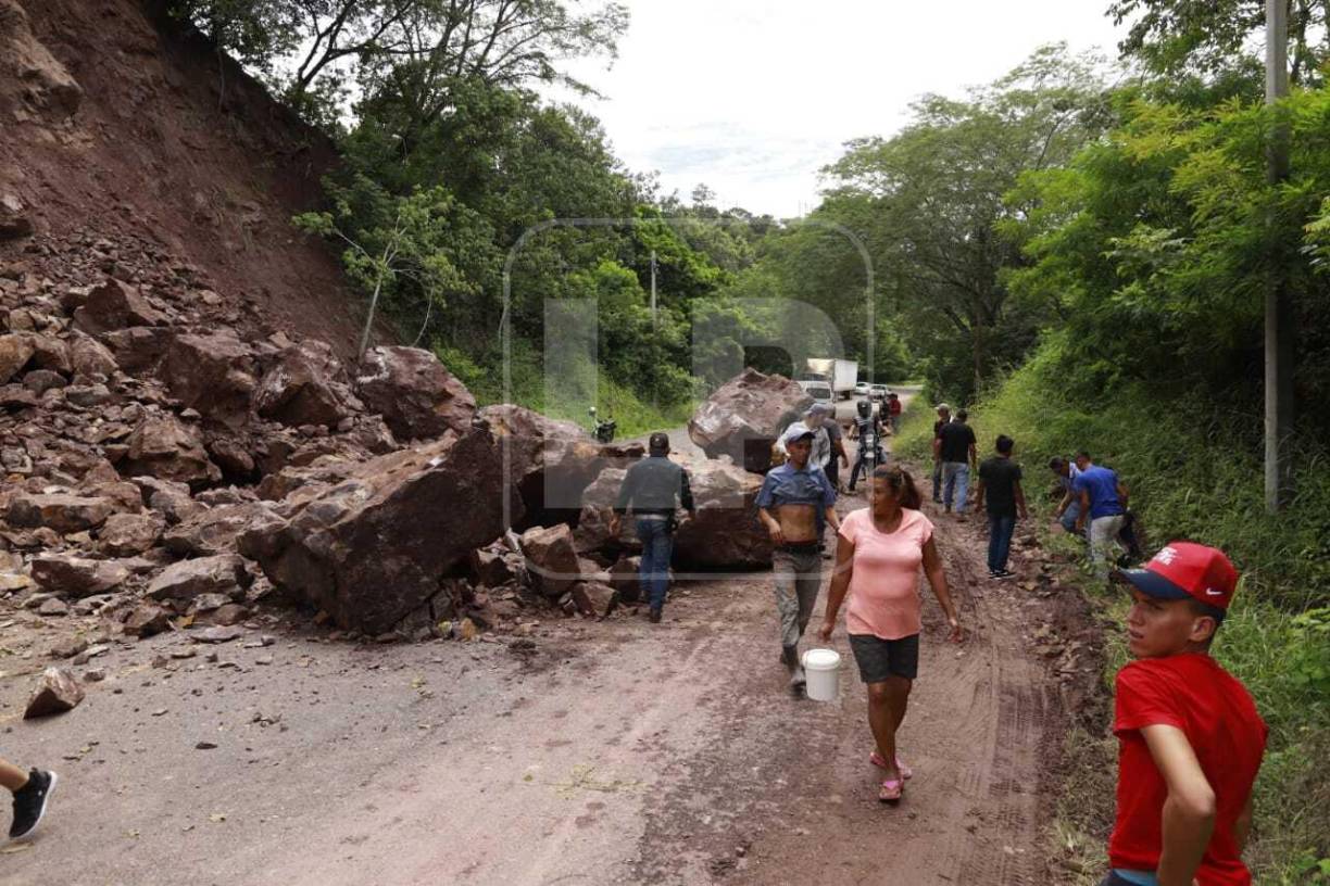 Derrumbe en Ceguaca, Santa Bárbara. Fotografía: La Prensa. 
