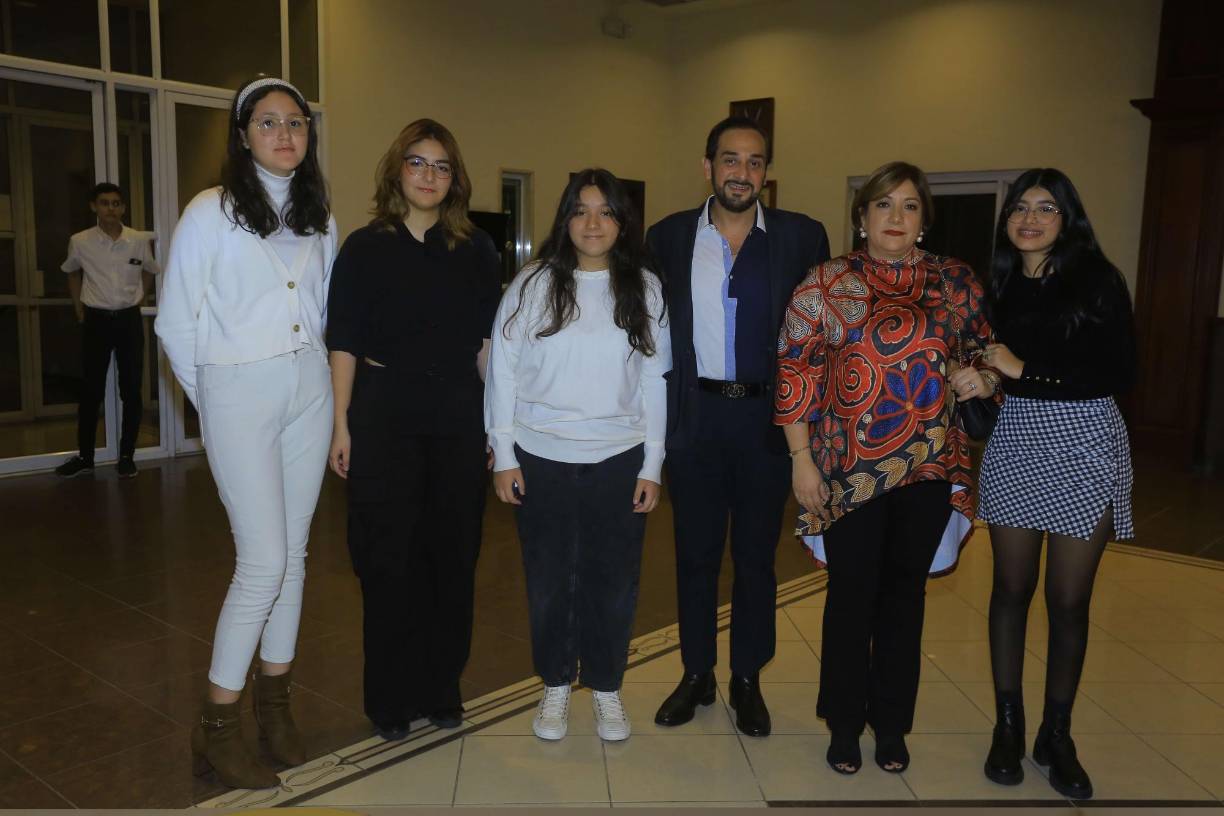 Tatiana Rendón, Valeria, Hannah y Juan Pablo Perdomo. Michelle Galindo y Arely Peraza