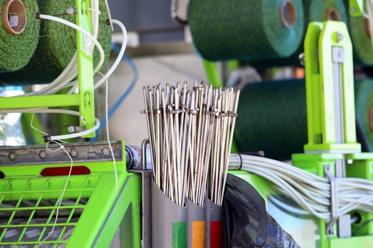 Parte de los materiales que se están usando para la instalación de la nueva grama del estadio Nacional Chelato Uclés.