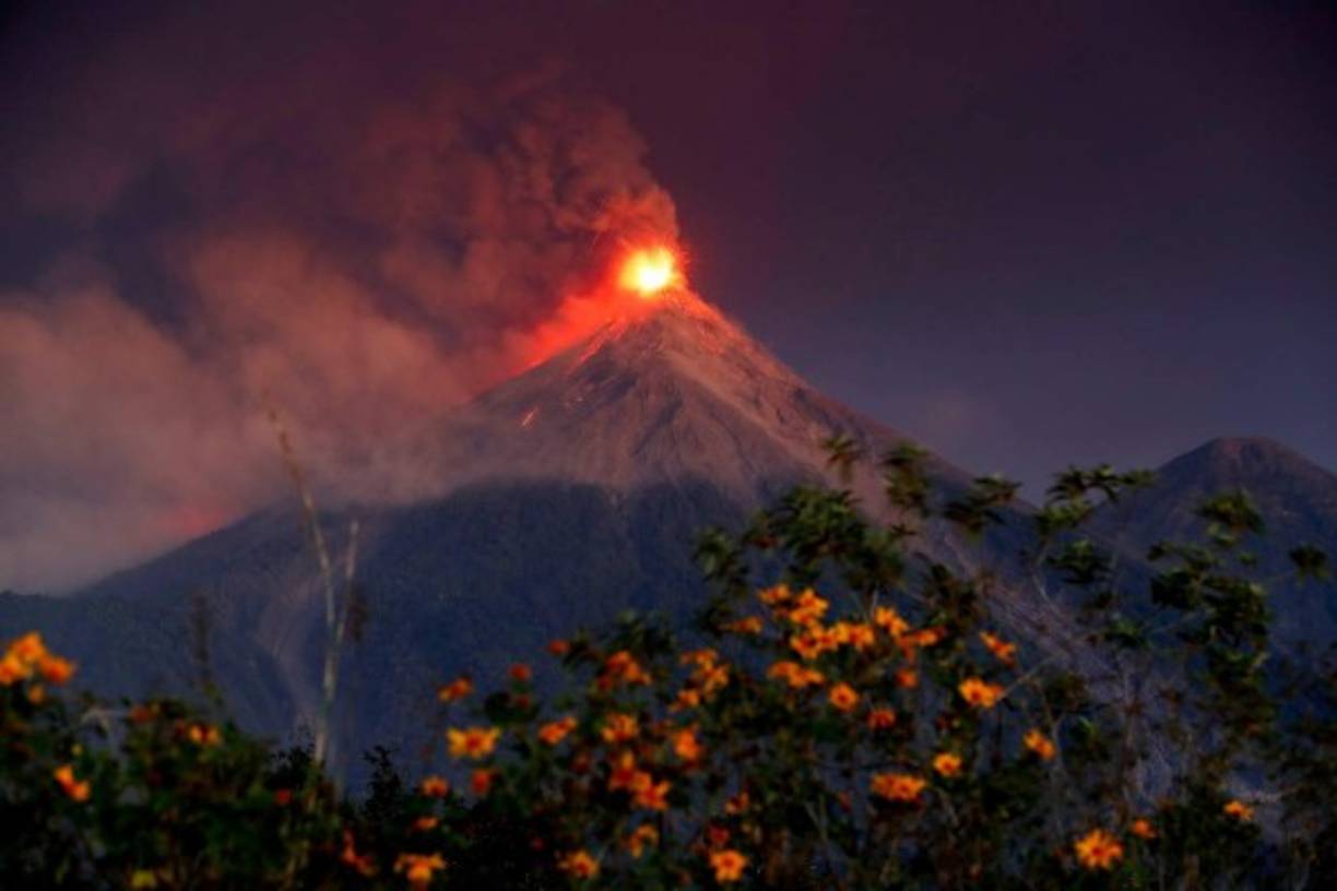 La ceniza lanzada por el volcán de Fuego cae hasta 100 kilómetros de distancia al sur del coloso, uno de los más activos y peligrosos de Guatemala.