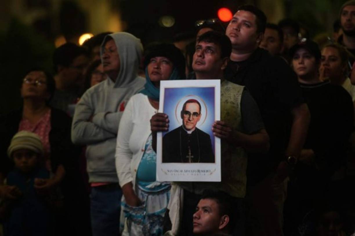 Ahora no es monseñor, hoy es el santo Romero', repetía una y otra vez una canción en los altavoces colocados frente a la Catedral Metropolitana, donde los fieles católicos de El Salvador y de otros países de Centroamérica presenciaron la ceremonia en pantallas gigantes.
