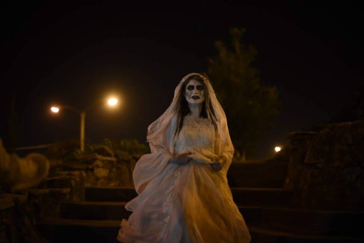 En Guatemala también se realizaron reperesentaciones de personajes populares como 'La llorona', para recordar a sus fallecidos.