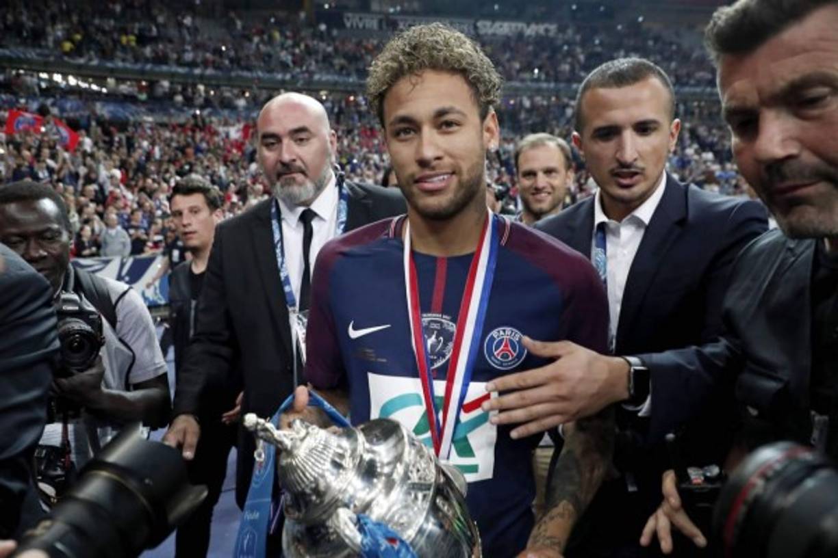 El brasileño Neymar busca una salida del París Saint-Germain este verano y su padre ya ha entablado contactos en este sentido, según publica este miércoles el diario 'Libération'. El también agente del futbolista brasileño se habría puesto manos a la obra para que su hijo deje este mismo verano el equipo parisino. Informa el rotativo galo que el progenitor de Neymar habría tomado un avión hace un par de semanas para verse con el representante Pini Zahavi e iniciar el recorrido entre París y Madrid.