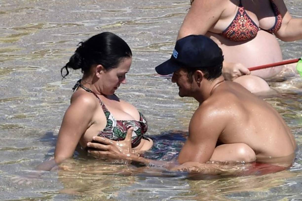 La cantante y el actor es la pareja de famosos más feliz del Verano. Ambos disfrutan de las playas de Cerdeña, Italia. Fotos de TMZ