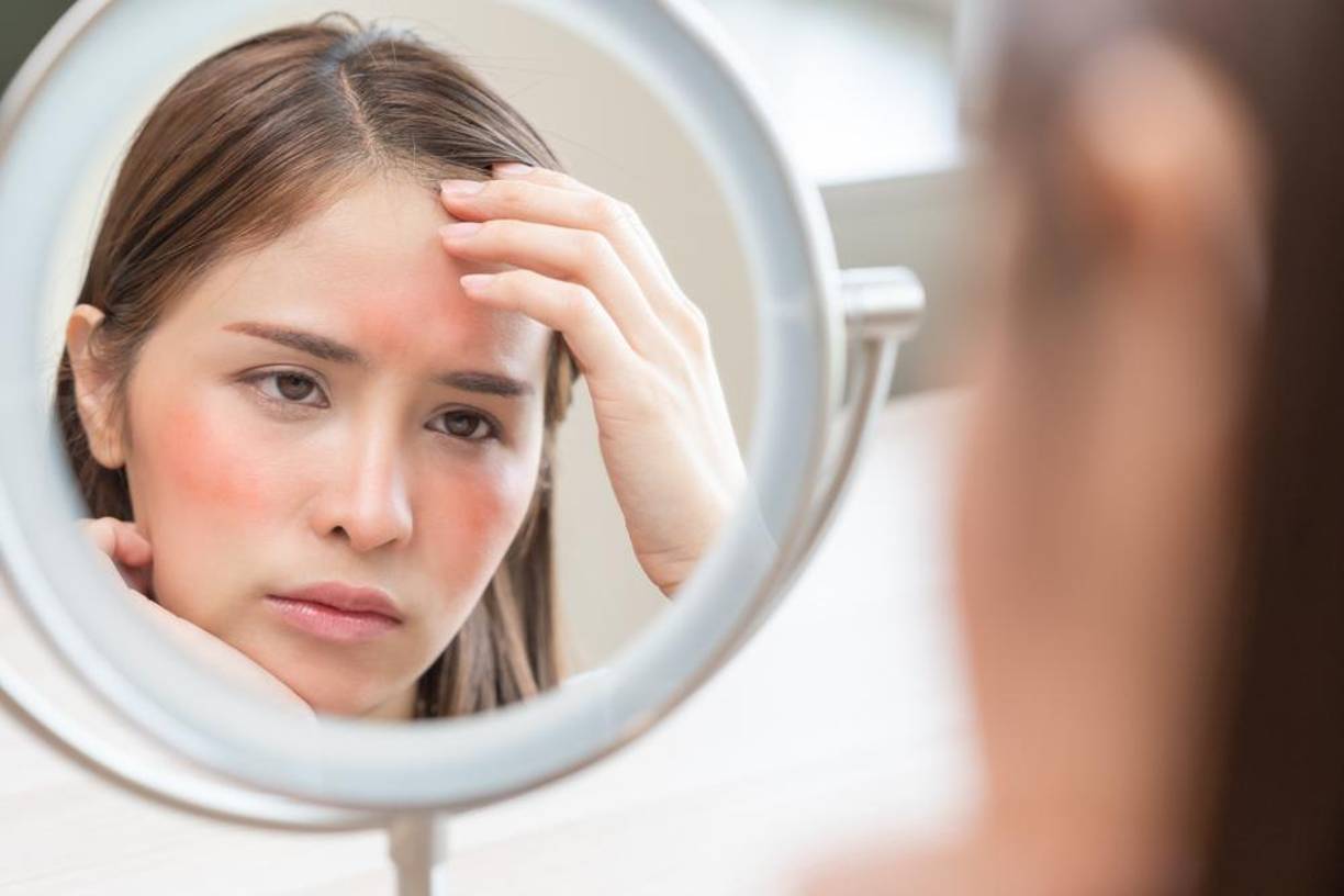 Piel Sensible: suavidad y protecciónLa piel sensible reacciona fácilmente a diversos factores, como ingredientes en productos de belleza, cambios climáticos o estrés. Es esencial optar por productos hipoalergénicos, sin fragancias ni colorantes, que minimicen el riesgo de irritación. Los limpiadores deben ser extremadamente suaves, y se deben preferir fórmulas calmantes que contengan ingredientes como la avena coloidal, el aloe vera o el extracto de manzanilla. La protección solar es especialmente importante para evitar daños adicionales, y se deben elegir filtros solares minerales, que son menos propensos a causar reacciones adversas.