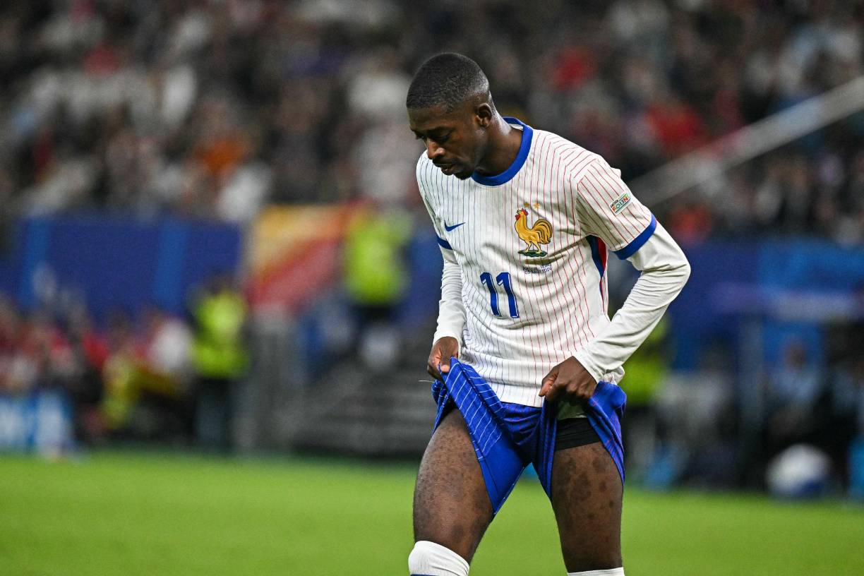 Mbappé, en una de sus aisladísimas apariciones, probó suerte con un tiro lejano en el descuento final (90+3), pero demasiado suave, como su aportación en el partido.