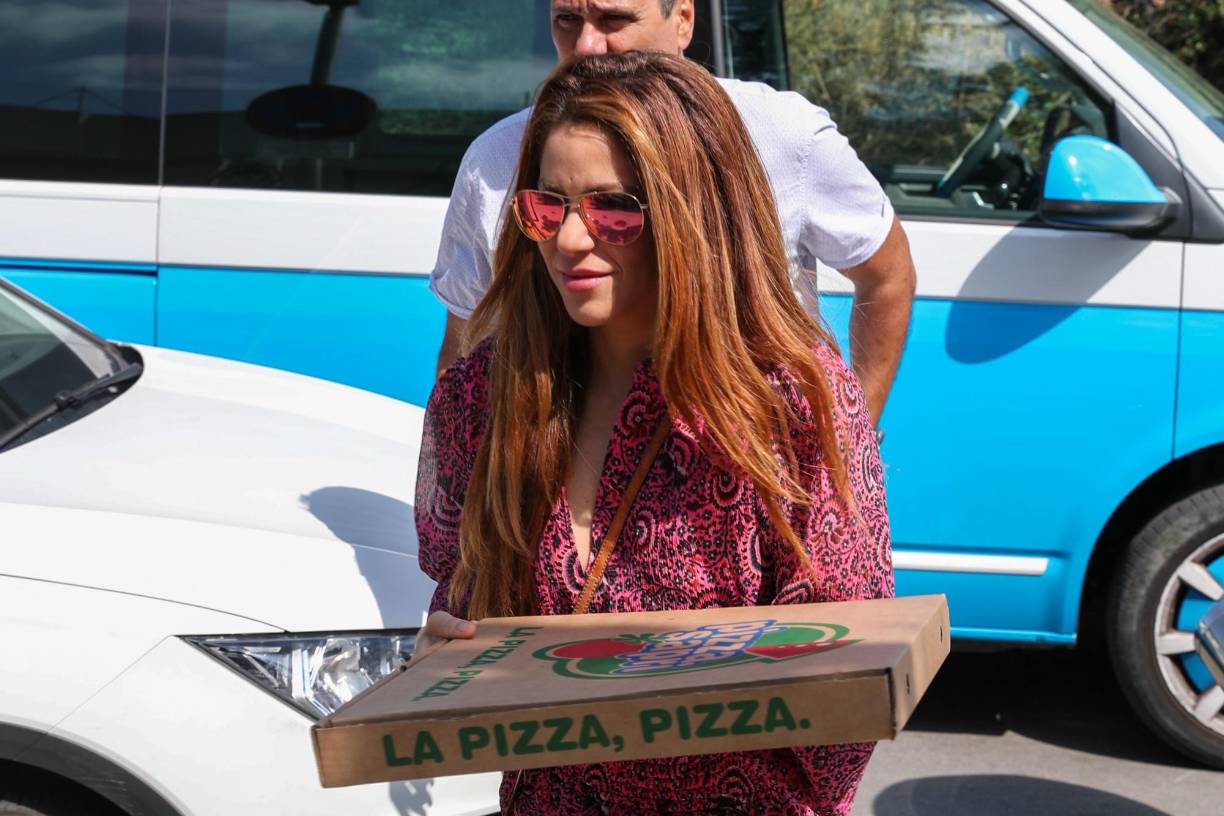 La canción de Shakira y el video que la acompaña son protagonizados por el cantante puertorriqueño Rauw Alejandro, quien actualmente sale con Rosalía.