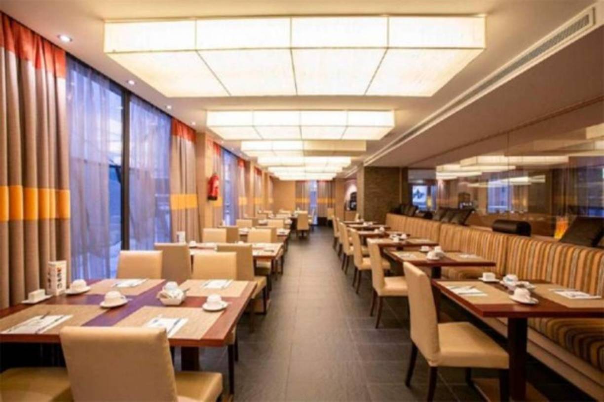 Baqueira, al borde del Valle de Arán es la zona en donde se encontrará este lujoso hotel con vista privilegiada y 141 habitaciones para recibir a visitantes y turistas de todas partes del mundo.