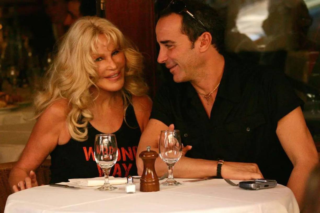 Sus procedimientos eran modificaciones que le dejaron pómulos prominentes, una barbilla destacada y ojos alargados. Alec Wildenstein, su exsposo, declaró a Vanity Fair: “Estaba loca. Siempre me enteraba al final. Pensaba que podía arreglar su rostro como un mueble. La piel no funciona así. Pero no quería escuchar”.