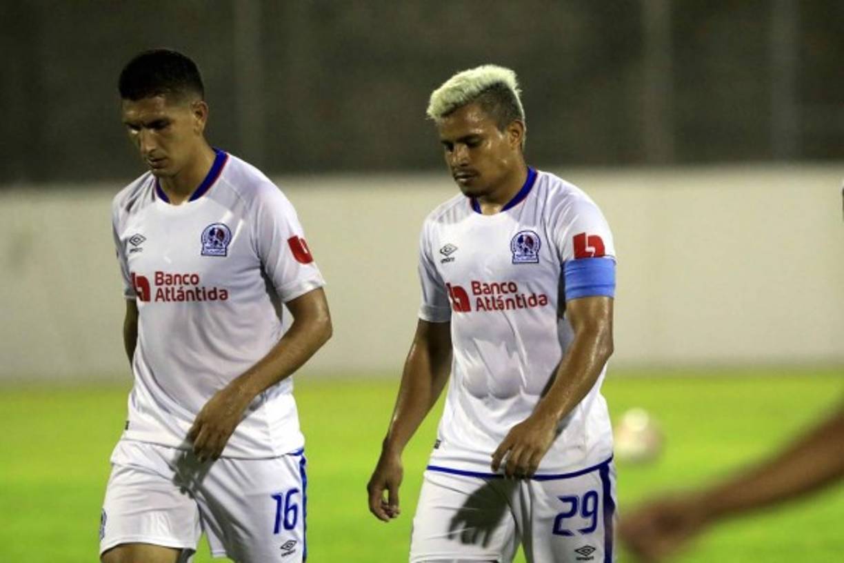 Johnny Leverón y Germán Mejía, tristes por la derrota del Olimpia.