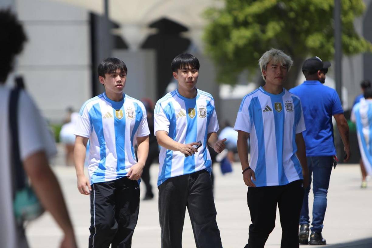 Aficionados asiáticos que le van a Argentina en la Copa América 2024.