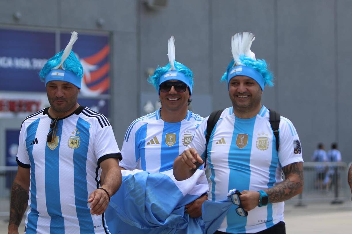 Estos hinchas argentinos fueron sensación en la previa con sus alocados gorros.