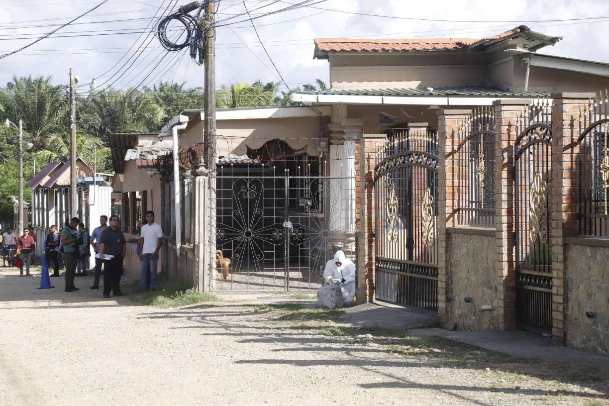 Los otros dos hombres también fueron sacados de sus casas y los llevaron al callejón, que está a dos cuadras del bulevar del norte, en ese lugar les pidieron que se agruparan y por la espalda les dispararon con fusiles hasta asesinarlos. Los cuerpos de los hermanos quedaron juntos y los otros dos cerca de ellos.