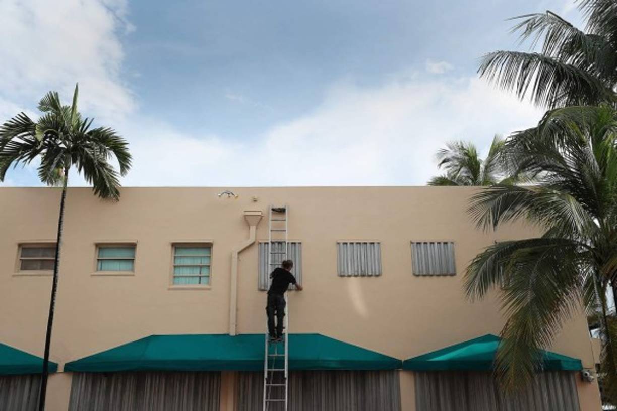 Los condados pusieron a disposición centros de distribución de sacos de arena, para colocar en las puertas en las zonas inundables, y ya se veían largas colas para comprar provisiones en los supermercados.