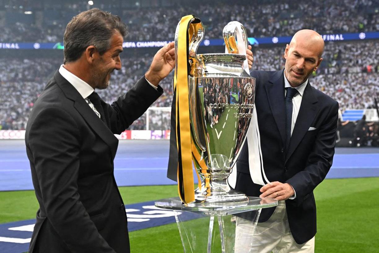 Zinedine Zidane salió al campo de Wembley con el trofeo de campeón de la Champions League.