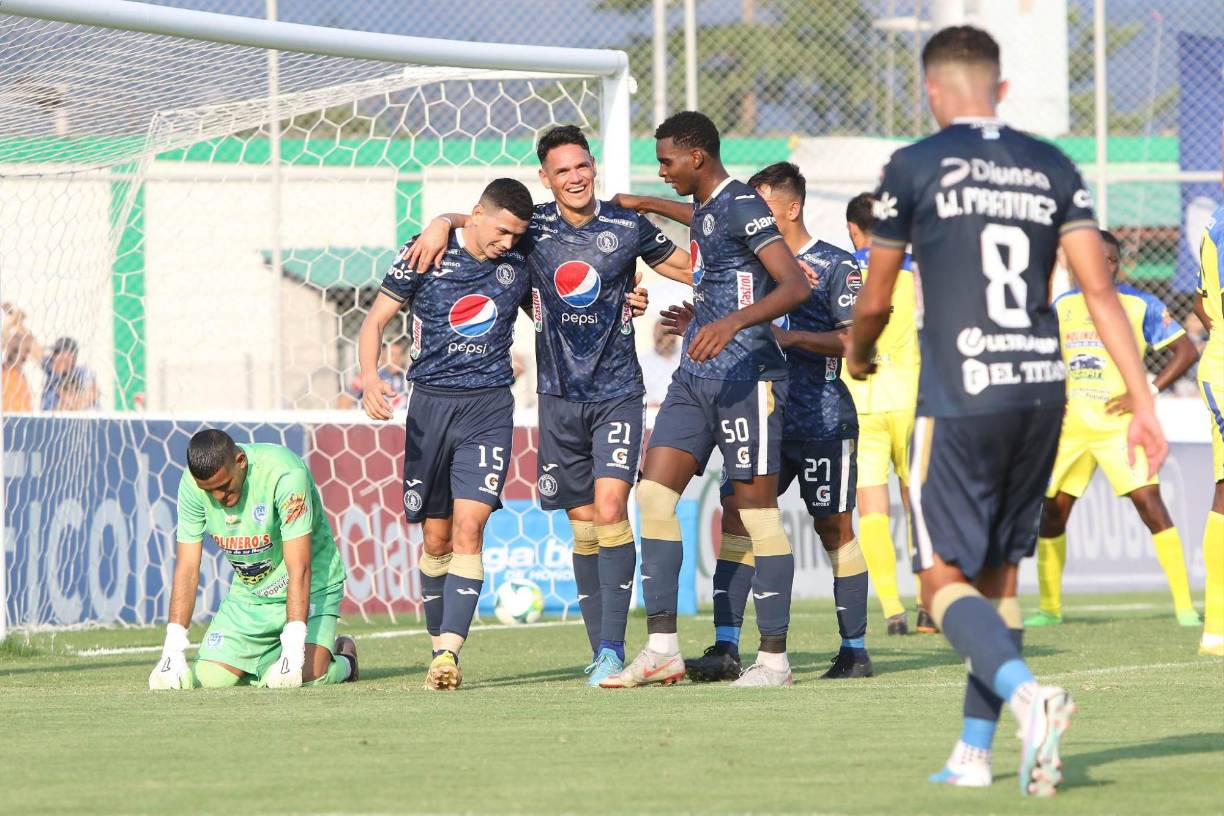 Un duelo atractivo entre Motagua y victoria. El Ciclón Azul comenzó en el primer tiempo con un festín de goles, los tres tantos llegaron en apenas 40 minutos del duelo.