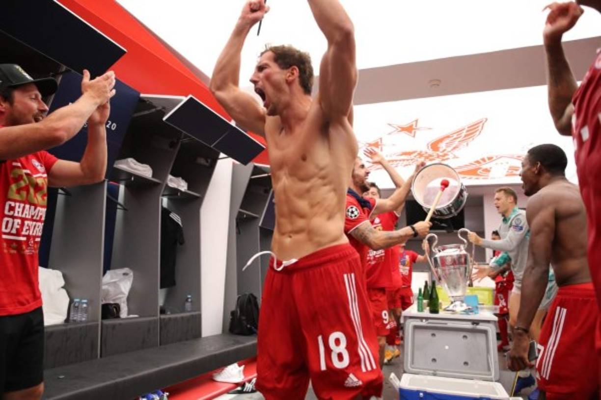 La locura se apoderó de los jugadores del Bayern en el vestuario, donde celebraron como nunca y hasta con un tambor.