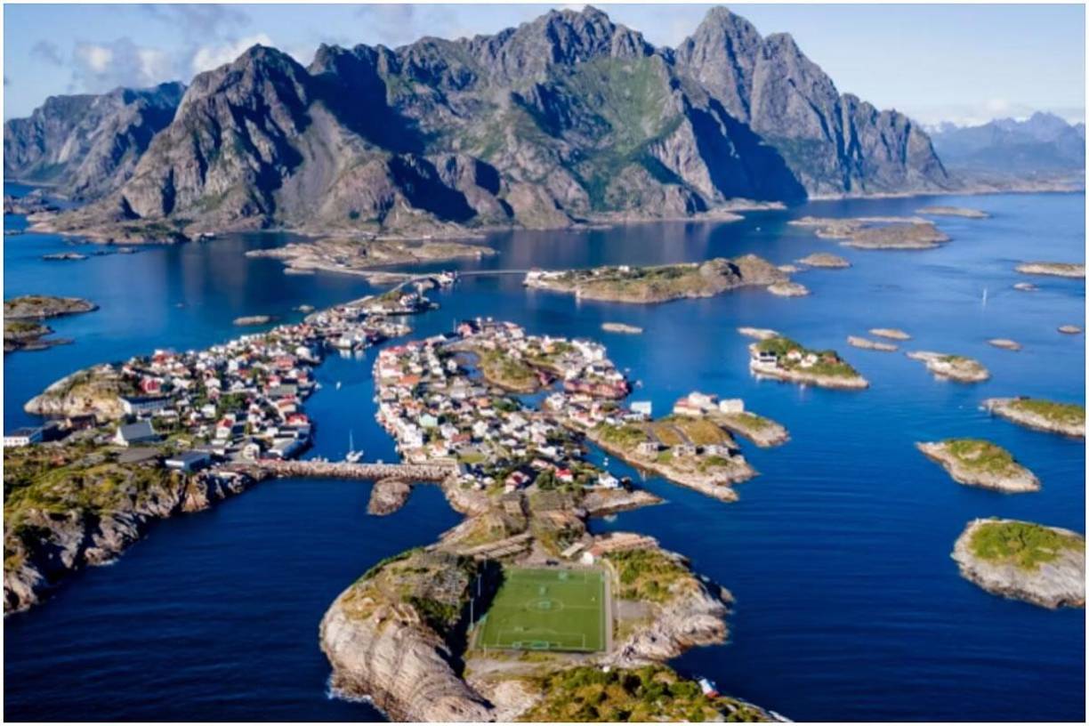 El Henningsvær Stadium - Ubicado en las islas Lofoten de Noruega, este feudo tiene de fondo una panorámica increíble, y lo mejor es que se puede jugar 24 horas al día porque en esta zona del mundo siempre hay sol.