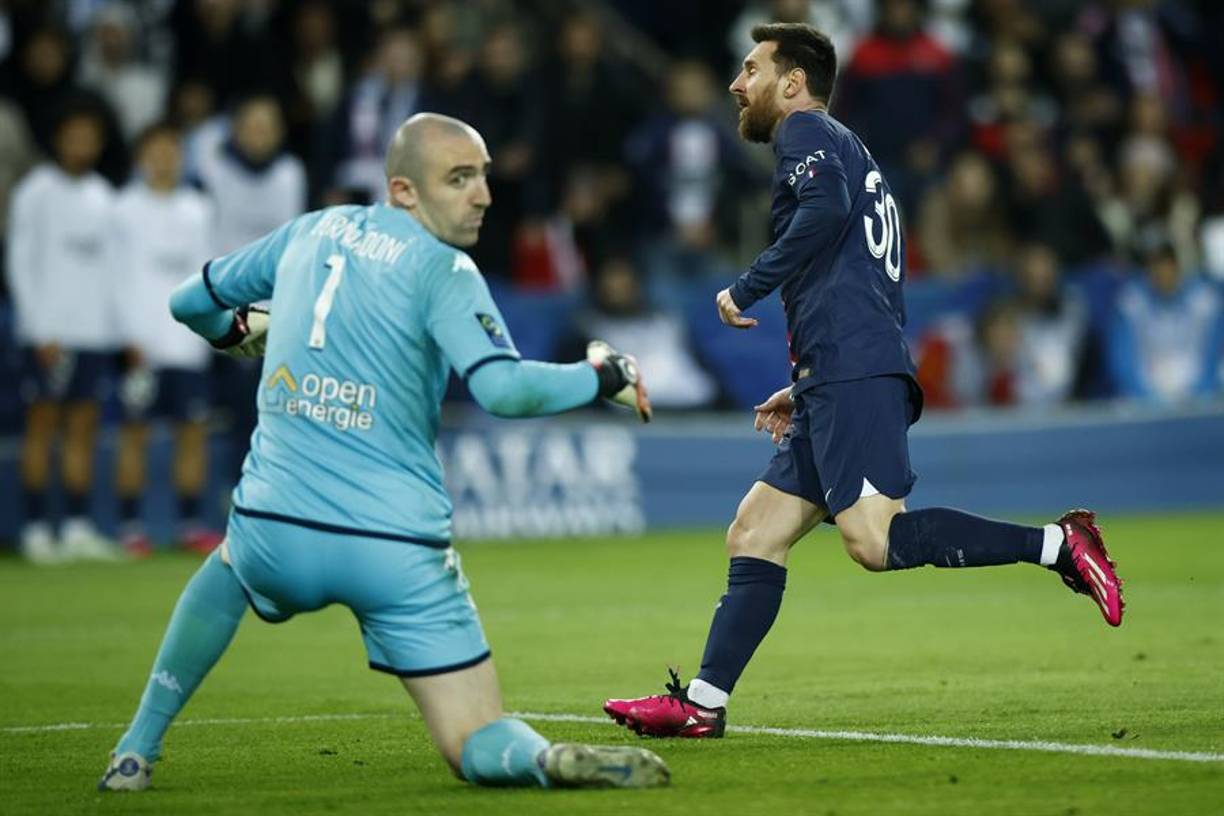 Tras una jugada colectiva, Lionel Messi se desmarcó entre los defensas, entró al área y definió con tranquilidad el segundo gol del PSG en el encuentro.