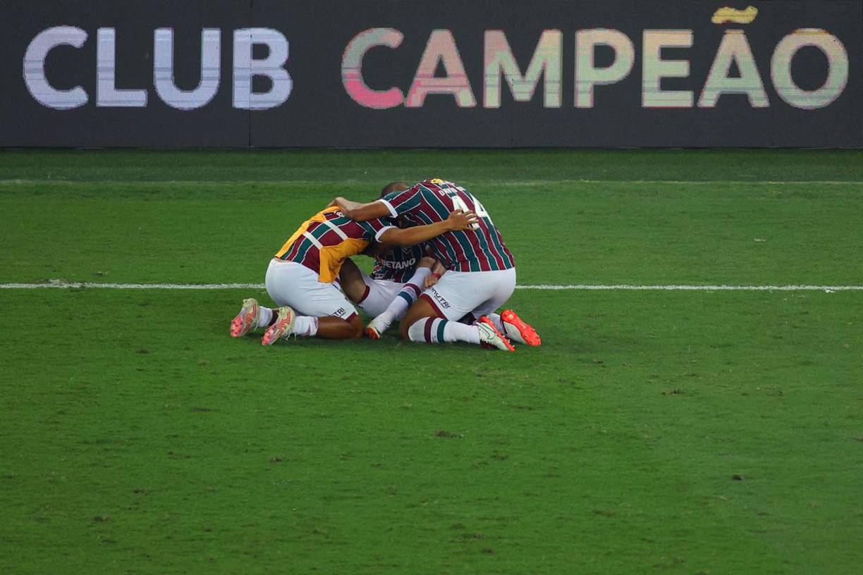 Jugadores de Fluminense se abrazaron en la cancha tras el pitazo final para celebrar emocionados el título de la Copa Libertadores.