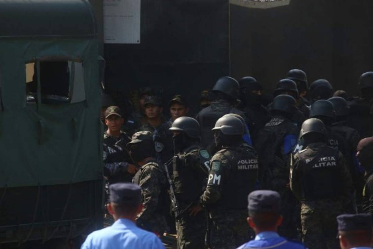 Cientos de uniformados rodearon el recinto antes de ingresar.