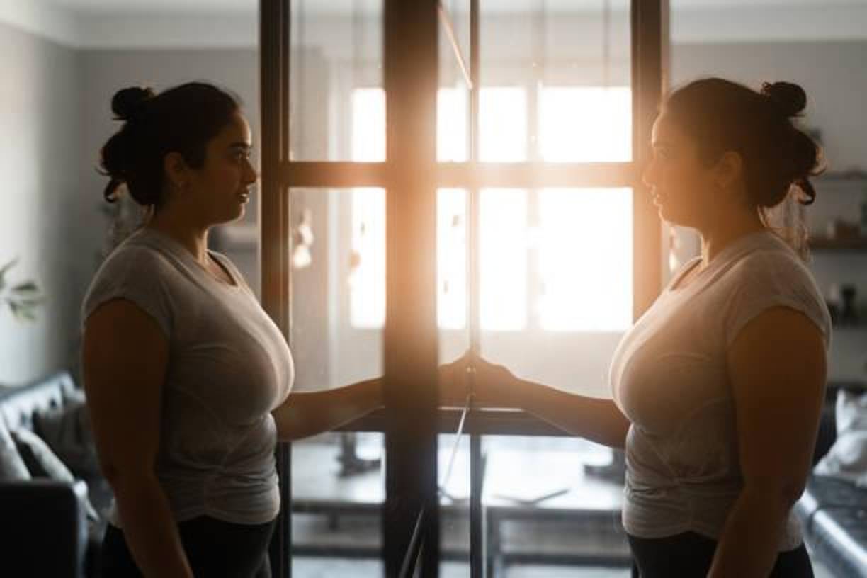 Este trastorno, descrito por primera vez a finales del siglo xix y conocido entonces como dismorfofobia, es una <b>percepción distorsionada de la imagen que se tiene de uno mismo.</b> Las personas que lo padecen (en torno al 2 % de la población, con ligera prevalencia de hombres sobre mujeres) ven o creen ver defectos en su físico que les hace desarrollar comportamientos obsesivo-compulsivos.