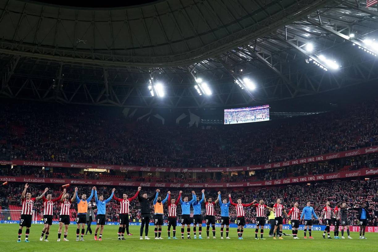 Los jugadores del Athletic Club de Bilbao celebraron con sus aficionados la victoria sobre el Real Madrid y clasificación a semifinales de la Copa del Rey.