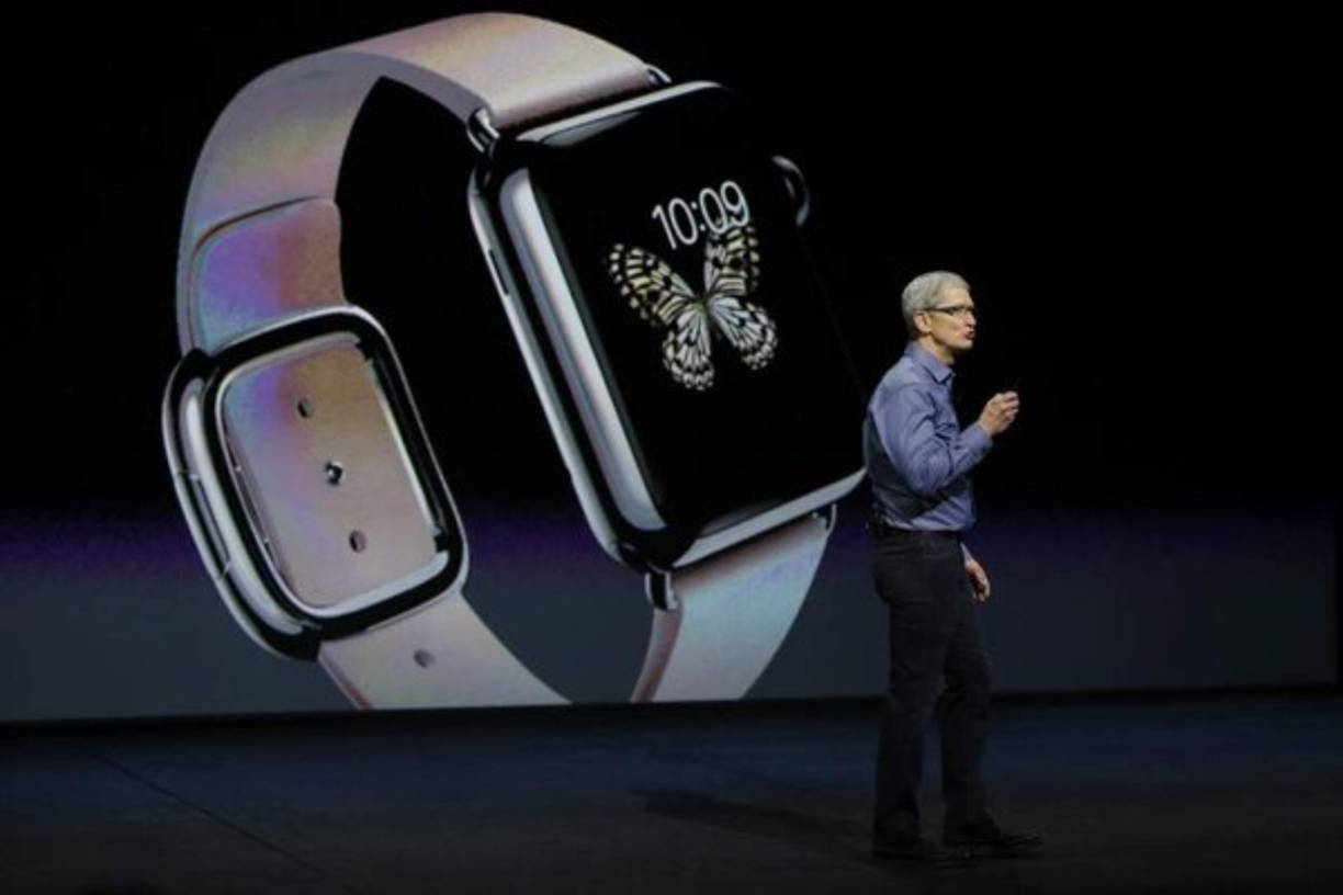 El consejero delegado de Apple, Tim Cook, presenta el reloj Apple Watch durante un evento en el auditorio Bill Graham Civic de San Francisco, California.