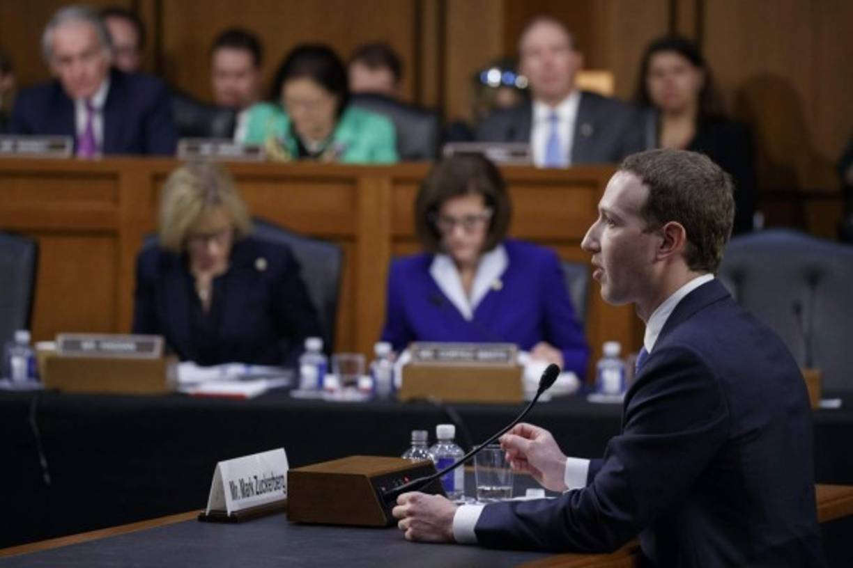 Zuckerberg reveló que su empresa trabaja con el equipo del fiscal especial de la trama rusa, Robert Mueller, para asistirle en sus investigaciones sobre la posible injerencia de Moscú en los comicios presidenciales de EEUU en 2016.