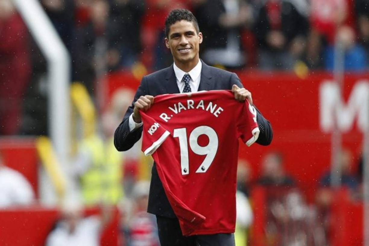 El Manchester United hizo oficial la llegada del campeón del mundo francés Raphaël Varane para un periodo de cuatro años, procedente del Real Madrid. Foto AFP.