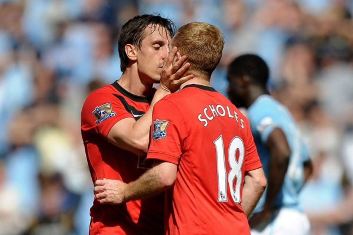 Neville y Scholes, ambos jugadores ingleses con el Manchester United.