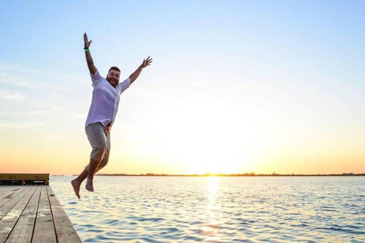 Marco Vallecillo pasó de llevar una vida llena de comodidades, viajes en familia y trajes elegantes, a un juez acusado de presunta extorsión. 