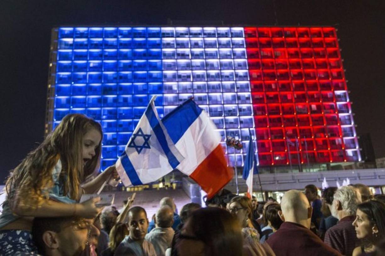 En Israel se iluminó este panel con los colores de la bandera francesa en honor a las víctimas de los atentados de París.